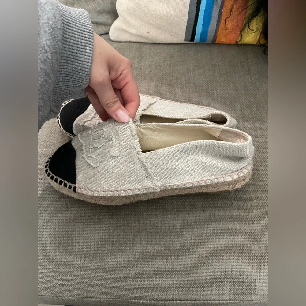 Excellent Condition Chanel White & Black Size 5 Espadrilles. 💕
